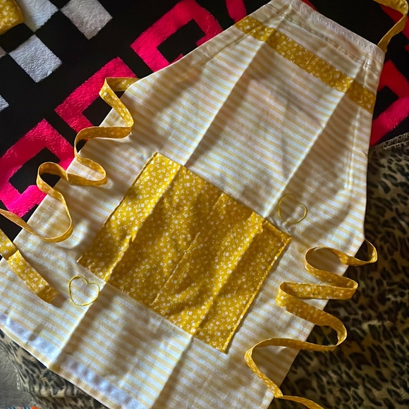 Yellow Handmade Buttercup Apron 💐 - Picture 5 of 10